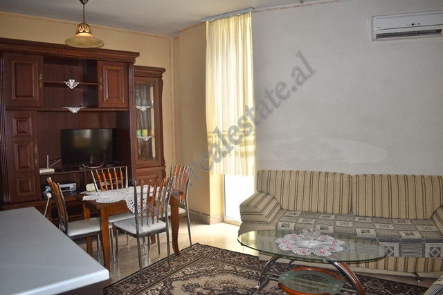 Apartament 1+1 per qira ne rrugen Aleksander Marteli, prane Uzines se Traktoirt ne Tirane.
Apartame